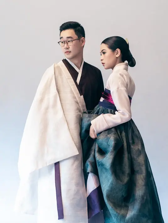 <p>Maudy Ayunda dalam balutan hanbok rancangan Adrian Gan. Foto: Instagram.</p>