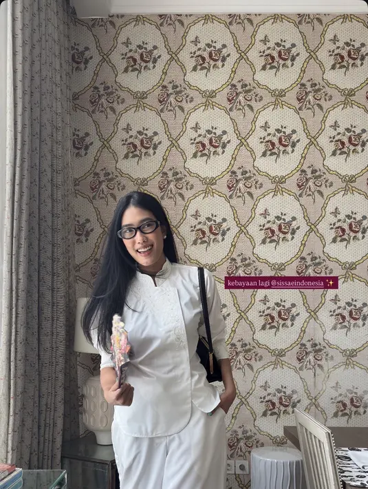 Alika Islamadina kenalan kebaya dengan gaya yang chic. Ia memadukan kebaya Janggan dan celana pendek putih [@alikaislamadina]