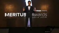 Pebalap Indonesia, Presley Martono, menerima trofi juara umum Formula 4 South East Asia 2016-2017 dalam acara Meritus Awards Gala Night di Sirkuit Sepang, Malaysia, Minggu (22/1/2017). (Peter Lim/Meritus.GP)
