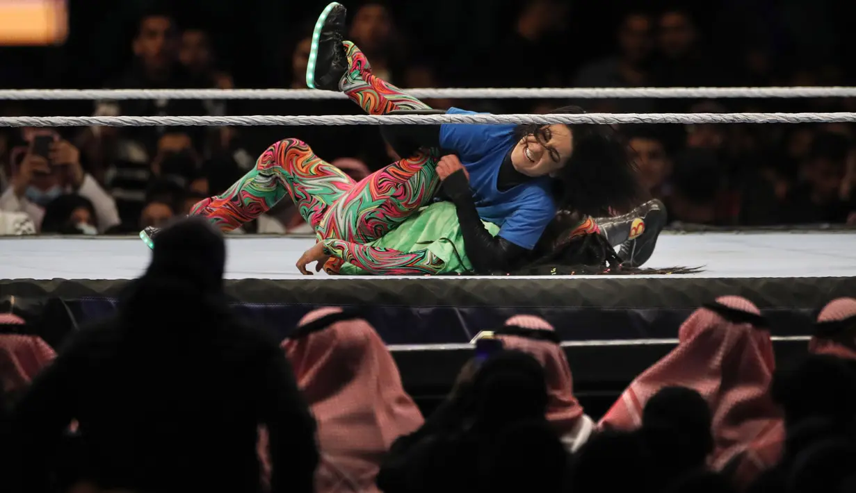 Juara Wanita Smackdown Downley bergulat dengan Naomi pada pertandingan WWE Super Showdown di Riyadh, Arab Saudi, Kamis (27/2/2020). Pemerintah Arab Saudi pada hari Kamis, 27 Februari 2020 resmi menghentikan sementara izin umrah bagi seluruh negara. (AP Photo/Amr Nabil)