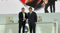 Pelatih baru Timnas Indonesi John Herdman dan Ketum PSSI saat acara perkenalan di Hotel Mulia, Senayan, Jakarta pada Selasa (13/1/2026).