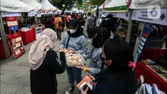 Warga memilih makanan saat mengunjungi stan UMKM Bazaar Kuliner di kawasan Jakarta, Minggu (26/6/2022). Bazar ini diselenggarakan dalam rangkaian perayaaan HUT ke-495 DKI Jakarta. (Liputan6.com/Johan Tallo)