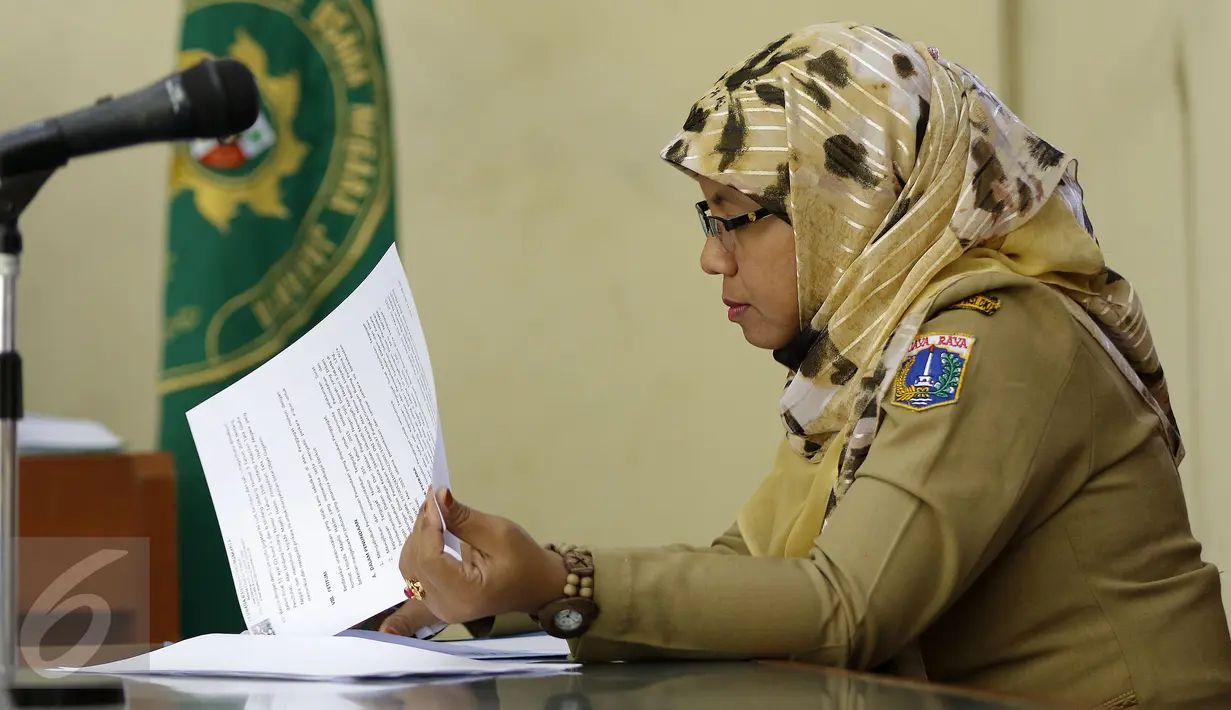 Perwakilan Dinas Pendidikan Bidang SDM, Rr. Woerie Vive memeriksa dokumen gugatan yang diajukan Retno Listyarti atas surat keputusan pemecatan Retno oleh Kadispen DKI Jakarta Arie Budhiman, Jakarta, Rabu (16/9/2015). (Liputan6.com/Yoppy Renato)