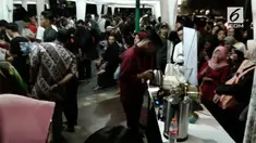 Ribuan cup kopi dibagikan secara gratis kepada masyarakat di taman kawasan Ngarsopuro, Solo, Jawa Tengah, Senin malam.