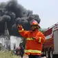 Petugas pemadam kebakaraan berada di lokasi kebakaran gardu induk PLN di Kembangan, Jakarta Barat, Rabu (2/9/2015). Akibat kebakaran ini, PLN terpaksa memadamkan jaringan listrik di sejumlah titik di Jakarta dan Tangerang. (Liputan6.com/Gempur M Surya)