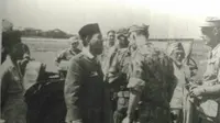 Sukarno saat akan diasingkan ke Sumut (Repro buku Bung Karno Penyambung Lidah Rakyat)