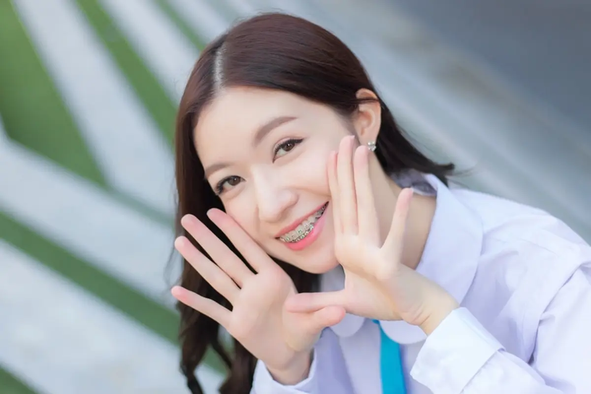 tersenyum santai manis cantik