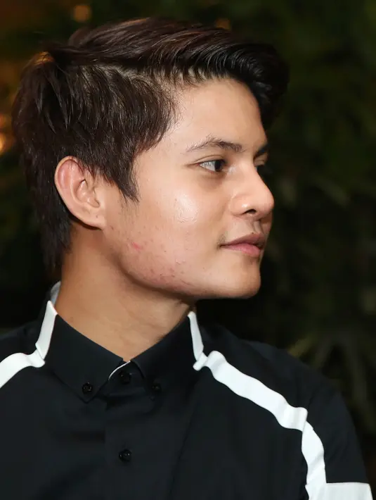 Lembaran baru sebagai umat muslim dibuka. Dua kalimat syahadat diucapkan penyanyi muda berbakat itu di Masjid Sunda Kelapa Jakarta. Meski banyak yang menuding masuk Islam demi mendongkrak popularitasnya. (Bambang E. Ros/Bintang.com)