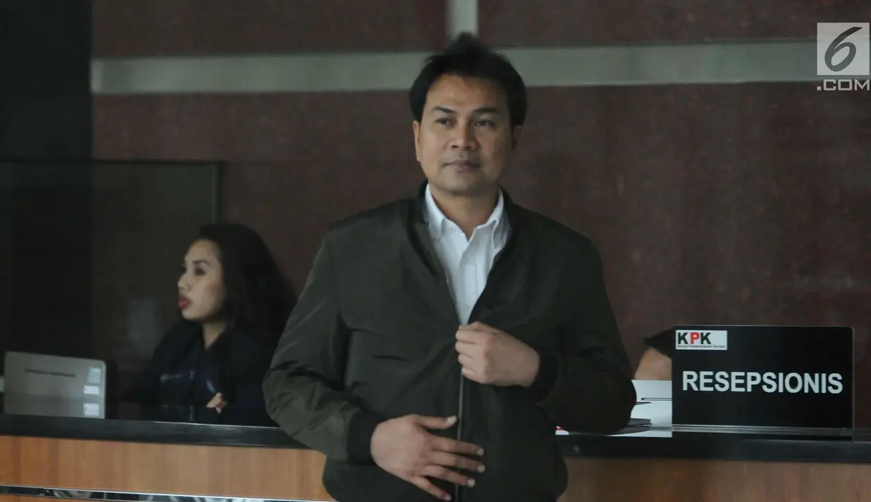 Politisi Partai Golkar Aziz Syamsuddin usai menjalani pemeriksaan di Gedung KPK, Jakarta, Senin (27/11). Ia diperiksa sebagai saksi yang meringankan untuk tersangka dugaan korupsi pengadaan e-KTP, Setya Novanto. (Liputan6.com/Helmi Fithriansyah)