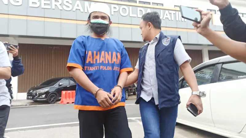 Gus Samsudin dengan baju tahanan Polda Jatim. (Dian Kurniawan/Liputan6.com)