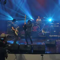 Menandakan 32 tahun berkarier, Slank menggelar konser dengan tema 'Konser Legenda 32 Tahun Slank’. Dalam konser ini, Slank menggandeng para musisi legenda tanah air. (Nurwahyunan/Bintang.com)