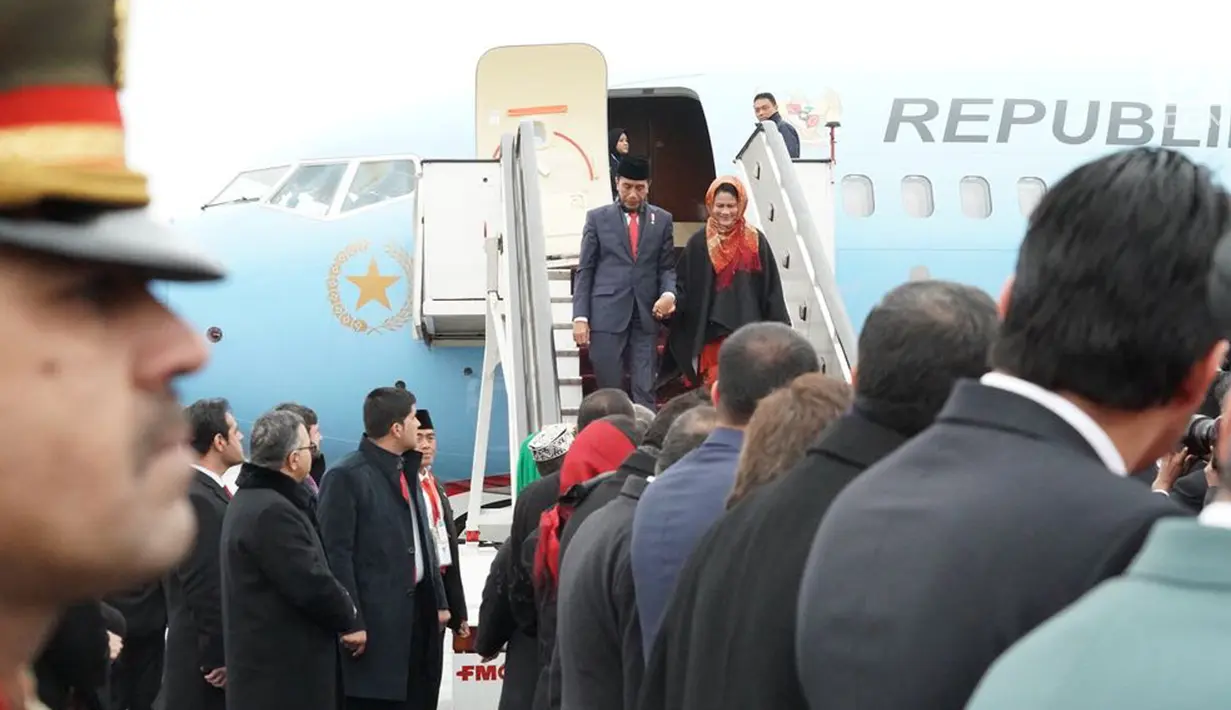 Presiden Joko Widodo dan ibu negara, Iriana saat tiba di Kabul, Afghanistan (29/1). Sejumlah agenda menanti Presiden Jokowi di negara yang Ibu Kota negaranya baru saja diserang bom bunuh diri tersebut. (Liputan6.com/Pool/Rusman Biro Pers Setpres)