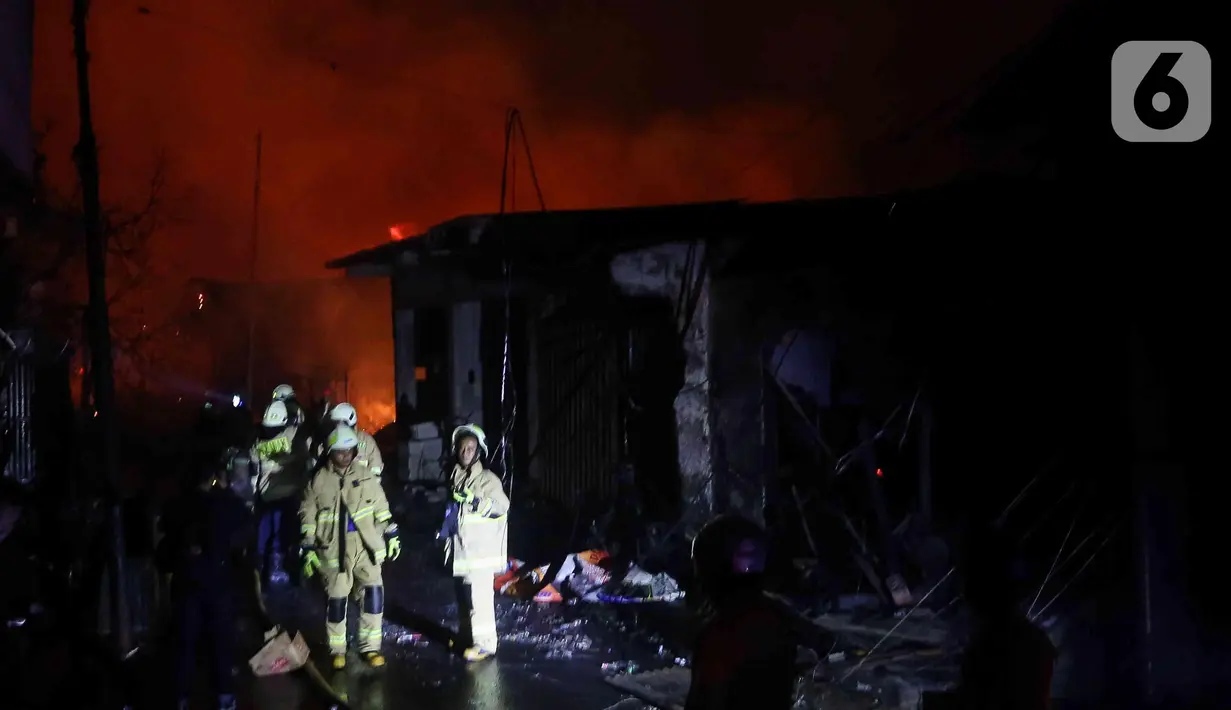 Kobaran api membumbung tinggi menghanguskan kawasan sekitar Depo Pertamina Plumpang, Jakarta Utara, Jumat (3/3/2023) malam. Berdasar informasi yang diterima Liputan6.com, kejadian terjadi sekitar pukul 20.11 WIB. Adapun objek yang terbakar ialah pipa bensin Pertamina. (Liputan6.com/Herman Zakharia)