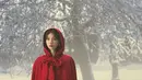 Melapisi gaun putihnya, Bae Suzy juga kenakan tudung merah untuk tampilan yang makin dramatis [@management_soop]