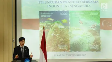 Director of Mission Singapore, Jonathan Han memberi sambutan jelang penandatanganan dan peluncuran perangko bersama di Jakarta, Kamis (7/9). Hal ini bagian dari perayaan 50 tahun hubungan Indonesia-Singapura. (Liputan6.com/Helmi Fithriansyah)