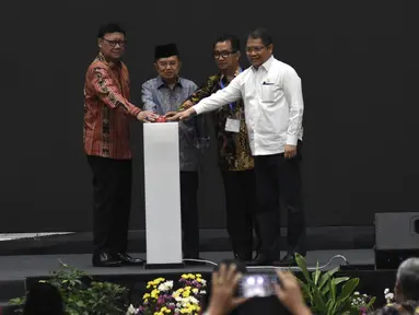 Wakil Presiden RI Jusuf Kalla didampingi Mendagri Tjahjo Kumolo, Plt Dirjen Otda Kemendagri Akmal Malik dan Menkominfo Rudiantara menekan tombol ketika membuka acara 'Indonesia International Smart City Expo and Forum 2019' di JCC Senayan, Jakarta, Rabu (17/7/2019). (merdeka.com/Iqbal S Nugroho)