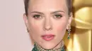Scarlett Johansson saat menghadiri Academy Awards ke-87 di Hollywood, California pada 22 Februari 2015. Scarlett menempati urutan ke-7 wanita tercantik versi sains dengan poin 89.82 persen. (AFP PHOTO/Jason Merritt)