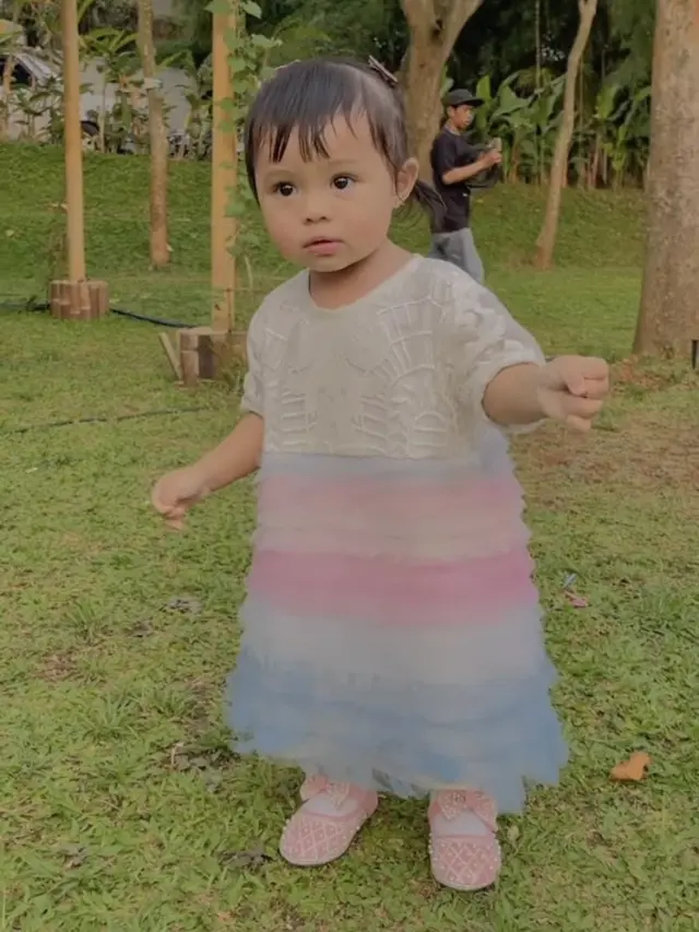 Penampilan Ameena anak Aurel Hermansyah saat gender reveal, credit: @erichalamin