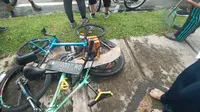 Dua sepeda yang ditabrak pengemudi Pajero Sport yang menyebabkan satu pesepeda meninggal dunia. (Liputan6.com/M Syukur)