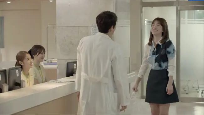 Gaya andalan Song Hye Kyo saat memerankan Dr. Kang Mo Yeon.