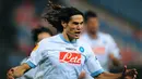 3. Edinson Cavani - Pemain PSG ini adalah salah satu striker terbaik yang pernah dimiliki Napoli. Penyerang Timnas Uruguay ini mampu mempersembahkan gelar juara Coppa Italia dan menjadi top skorer Serie A musim 2012-2013. (AFP/Daniel Mihalescu)