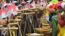 Peserta pria memikul bakul saat pawai Tradisi Ngarot di Indramayu, Minggu, (9/10). Ngarot merupakan upacara adat menyongsong datangnya musim hujan, yaitu tibanya musim tanam padi. (Liputan6.com/Gholib)