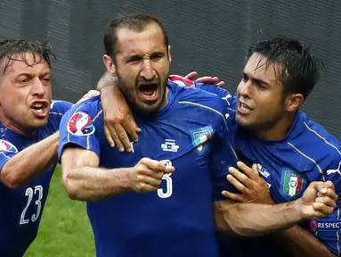 Pemain Italia, Giorgio Chiellini (tengah) merayakan golnya ke gawang Spanyol pada babak 16 besar Piala Eropa 2016 di Stade de France, St. Denis, Prancis, Senin (27/6/2016). (EPA/Ian Langsdon)