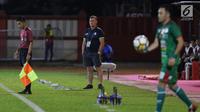 Pelatih PSMS, Peter James Butler (tengah) saat laga melawan Bhayangkara FC pada lanjutan Go-Jek Liga 1 Indonesia bersama Bukalapak, Stadion PTIK, Jakarta, Jumat (3/8). Bhayangkara FC unggul 3-1. (Liputan6.com/Helmi Fithriansyah)