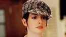 Dari kalung Chanel berlapis dengan topi tweed menghadrikan outfit ikonis dalam film fashion. Yang bisa jadi inspirasi gaya streetwear sampai kantoran. (Foto: vogue.com.au)