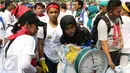 Para relawan saat menimbang sampah yang telah terkumpul selama Clean Up Jakarta Day di Bunderan Hotel Indonesia, Jakarta, minggu (18/10/2015). Kegiatan Clean Up Jakarta Day (CUJD) 2015 akan membersihkan Jakarta di 30 titik. (LIputan6.com/Herman Zakharia)