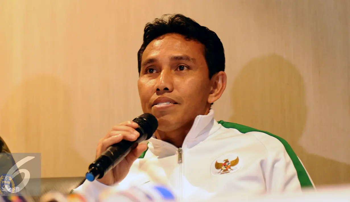 Mantan pemain timnas Indonesia, Bima Sakti menjawab pertanyaan saat diperkenalkan masuk dalam tim kepelatihan di Jakarta, Kamis (9/2). Bima Sakti menempati posisi sebagai asisten pelatih Luis Milla Aspas. (Liputan6.com/Helmi Fithriansyah)