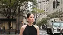 Potret lain Alyssa Daguise tampil chic dengan atasan hitam model sleeveless halter neck. Dipadukan rok panjang satin putih. Ia pun membawa handbag Valentino hitam serta mengenakan flat shoes hitam kristal. [@alyssadaguise]