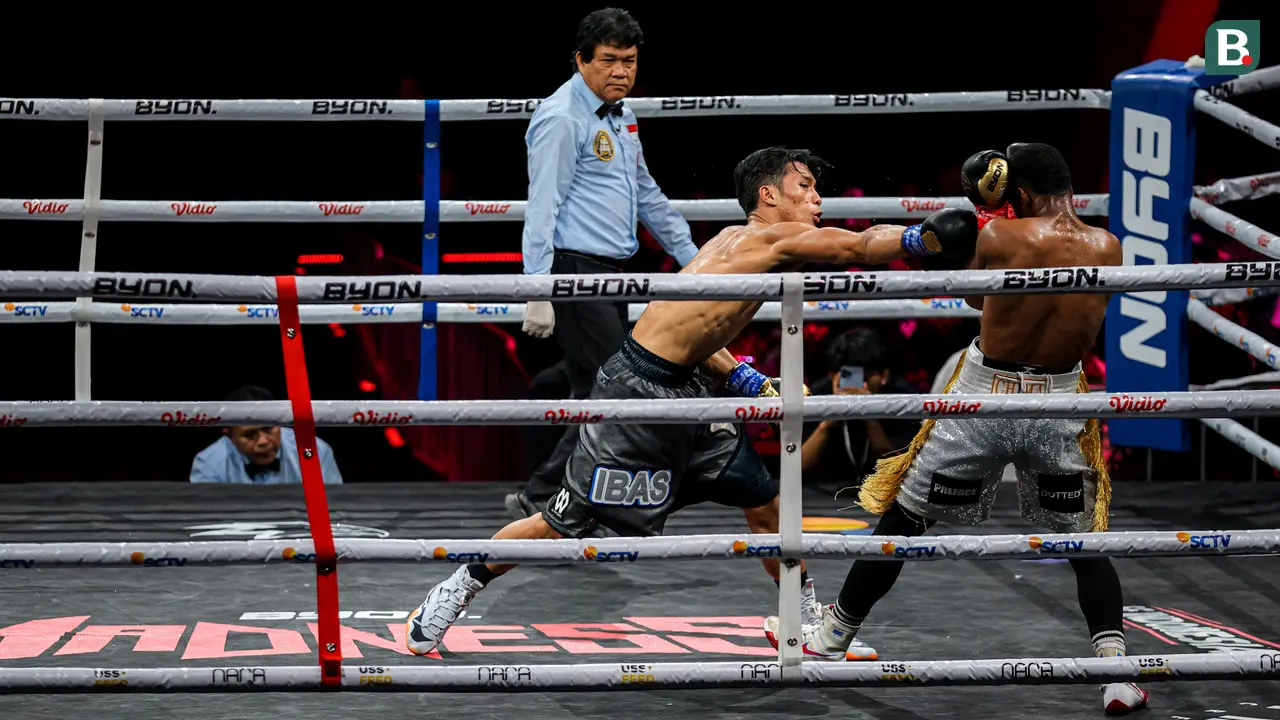 Foto: Sempat Tersudut, Ibas Libas Chima dalam Pro Debut Tinju di Byon Madness