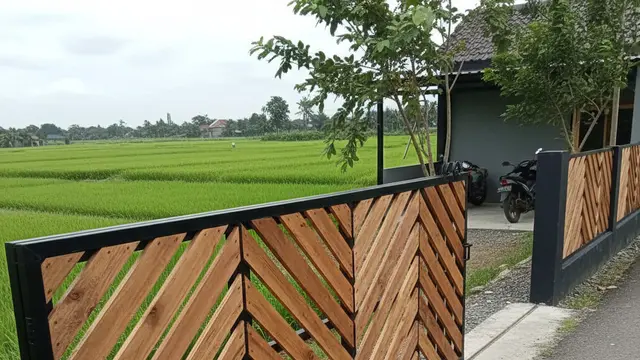 Model Pagar Rumah Ramah Lingkungan dari Kayu Daur Ulang Modern. AI