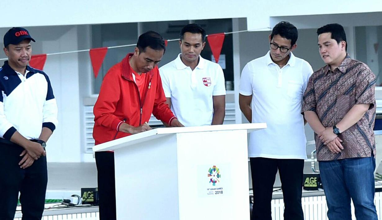 Presiden Joko Widodo membukukan tanda tangan saat meresmikan stadion aquatic di kawasan Gelora Bung Karno, Jakarta, Sabtu (2/12/2017). Presiden meresmikan empat venue yang akan digunakan untuk Asian Games 2018. (Biro Pres Setpres/Rustam)