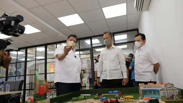 Menteri Koordinator Bidang Perekonomian Airlangga Hartarto selaku Ketua Dewan Nasional KEK dalam kunjungannya ke KIK, Sabtu (23/7/2022).