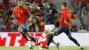 Striker Spanyol, Rodrigo Moreno, berusaha menghadang gelandang Kroasia, Ivan Perisic, pada laga UEFA Nations League di Stadion Manuel Martinez Valero, Selasa (11/9/2018). Spanyol menang 6-0 atas Kroasia. (AP/Alberto Saiz)