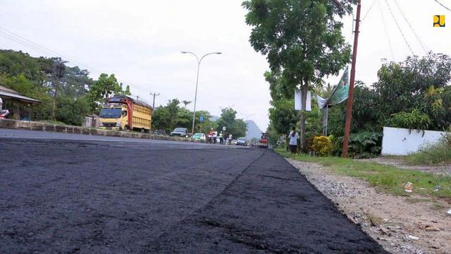 Pada 2020 penggunaan  Aspal Buton (Asbuton) dilakukan pada jalan sepanjang 793 km yang tersebar di 25 provinsi di Indonesia, dengan volume kebutuhan sekitar 42 ribu ton. (Dok Kementerian PUPR)