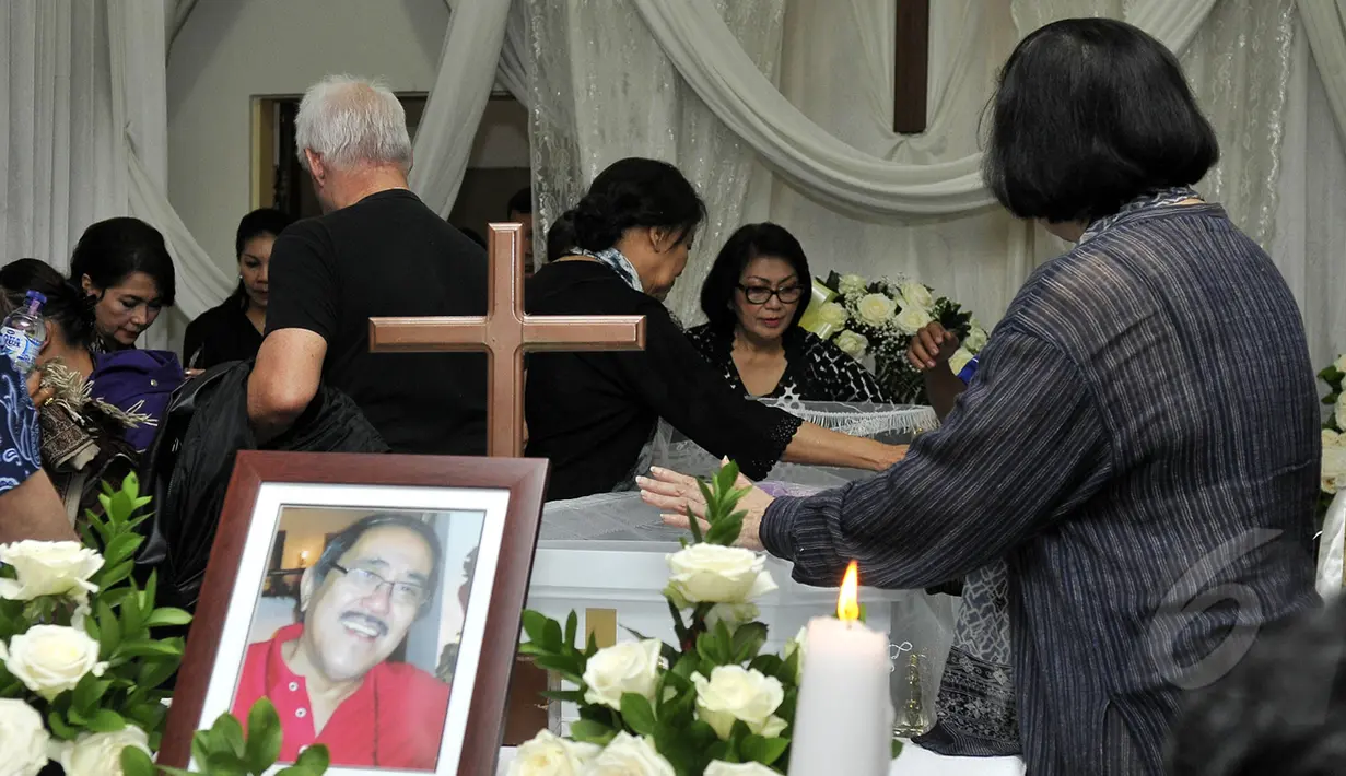 Persemayaman jenazah Aktor senior Frans Tumbuan di Rumah Duka St. Carolus, Jakarta, Senin (23/3/2015). Frans Tumbuan meninggal dunia setelah menderita kanker di usia 75 tahun. (Liputan6.com/Faisal R Syam)