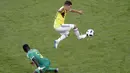 Aksi pemain Kolombia, Juan Quintero (atas) mengontrol bola saat duel dengan pemain Senegal, Idrissa Gana Gueye pada laga terakhir grup H di Samara Arena, Samara, Rusia, (28/6/2018). Kolombia menang 1-0. (AP/Gregorio Borgia)