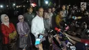 Presiden Jokowi dan Wapres Jusuf Kalla memberikan keterangan pers usai menjenguk korban bom kampung melayu di RS Polri Kramatjati Kamis (25/5). Jokowi meminta kepada  masyarakat Indonesia  tetap tenang dan menjaga kesatuan. (Liputan6.com/Helmi Afandi)