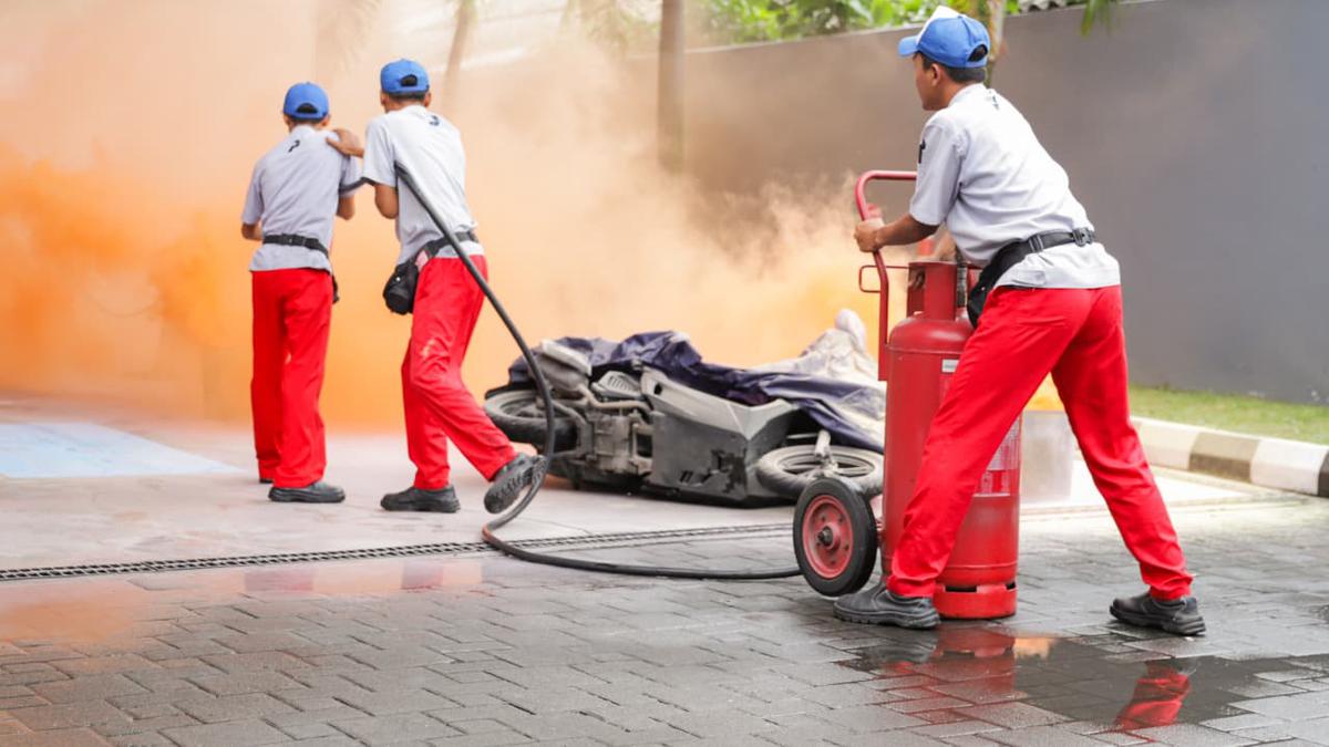 Bekerja di Area Potensi Bahaya, Petugas SPBU Dilatih Khusus