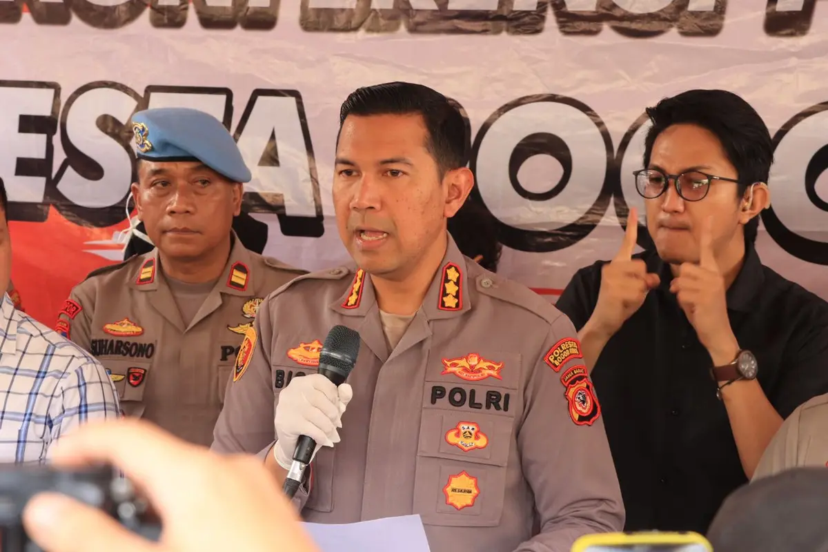 Kapolresta Bogor Kota Kombes Bismo Teguh Prakoso dalam konferensi pers mengungkap pelaku judi dan prostitusi online.