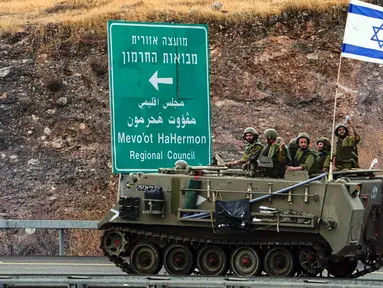 Tentara Israel mengendarai kendaraan pribadi lapis baja dekat perbatasan dengan Lebanon, Rabu (11/10/2023). Tank-tank Israel dikerahkan ke perbatasan Lebanon di tengah kekhawatiran meluasnya konflik menyusul penembakan yang menewaskan tiga militan Hizbullah.(AP Photo/Ariel Schalit)