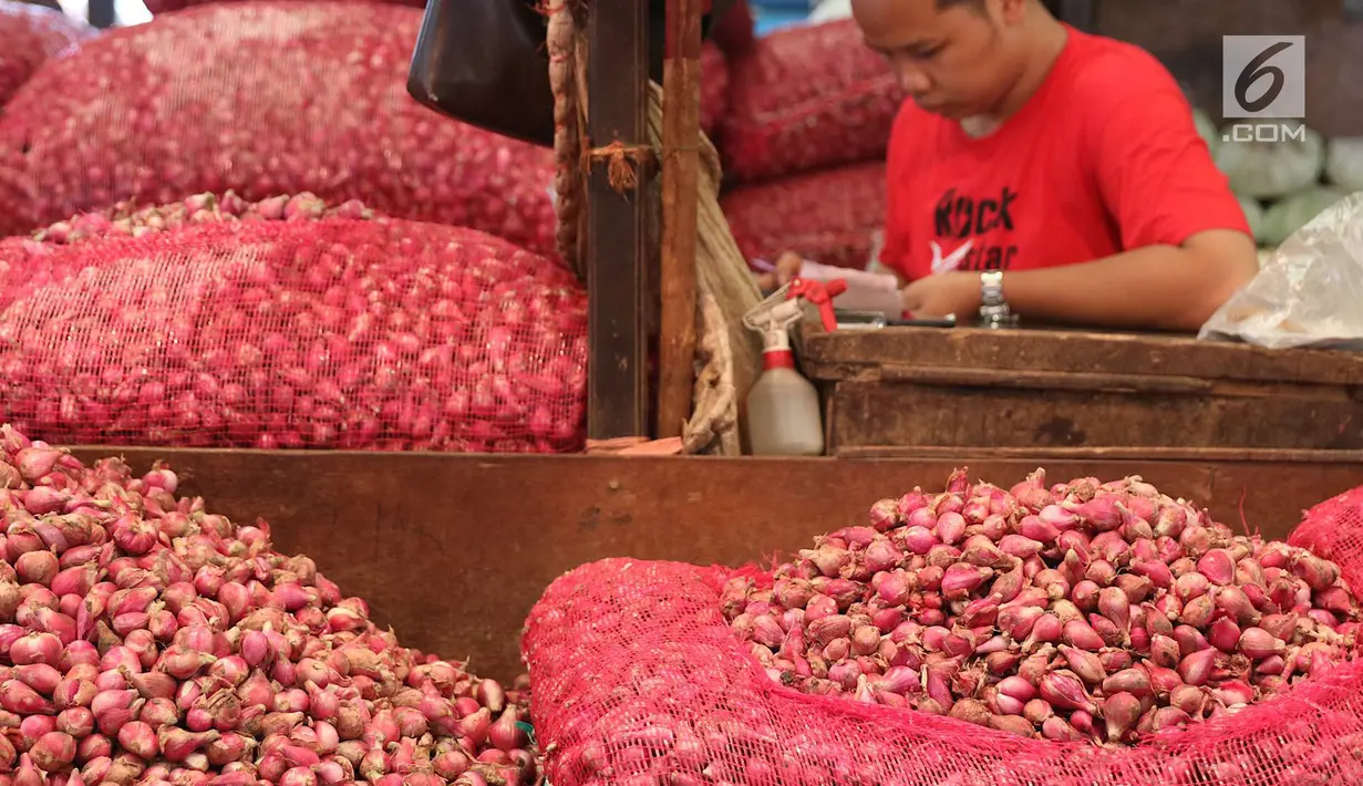 Pedagang menjajakan bawang merah di Pasar Induk Kramat Jati, Jakarta, Selasa (2/4/2019). Sejumlah pedagang di Pasar Induk Kramat Jati mengaku harga bawang merah dan bawang putih relatif stabil, meskipun terjadi kenaikan harga di beberapa daerah. (Liputan6.com/Immanuel Antonius)