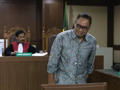 Terpidana korupsi proyek pembangunan P3SON Hambalang, Andi Zulkarnaen Mallarangeng usai menjalani sidang perdana pengajuan Peninjauan Kembali (PK) di Pengadilan Negeri Jakarta Pusat, Kamis (19/7). (Liputan6.com/Helmi Fithriansyah)