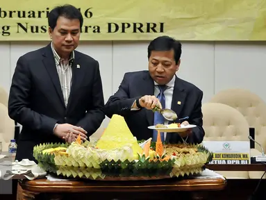 Ketua Fraksi Partai Golkar, Setya Novanto bersama Sekertaris Fraksi Partai Golkar, Azis Syamsuddin memotong tumpeng saat acara Syukuran Hari Ulang Tahun ke-48 Fraksi Partai Golkar di Jakarta, Senin (15/2). (Liputann6.com/Johan Tallo)