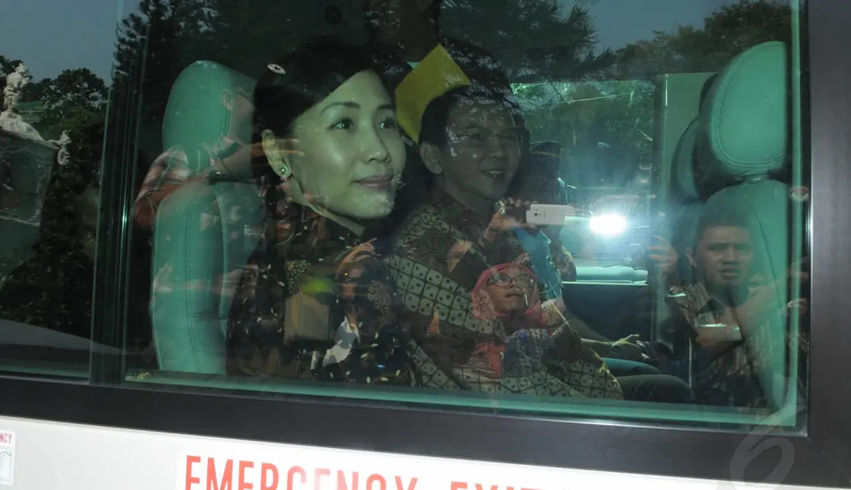 Di baris belakangnya, duduk Ahok didampingi Istri, Veronica Tan mengantar Jokowi untuk pindah dari Rumah Dinas Gubernur Ke Istana Merdeka, Jakarta, (22/10/14). (Liputan6.com/Herman Zakharia)