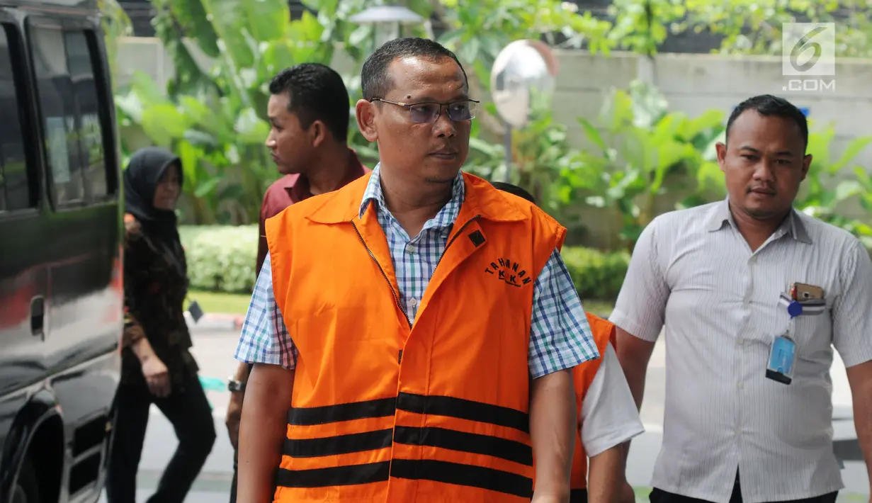 Ekspresi Kepala Dinas (Kadin) Bina Marga Kabupaten Lampung Tengah, Taufik Rahman saat akan menjalani pemeriksaan di Gedung KPK, Jakarta, Kamis (22/3). Taufik diperiksa terkait suap pinjaman APBD Lampung Tengah TA 2018. (Merdeka.com/Dwi Narwoko)