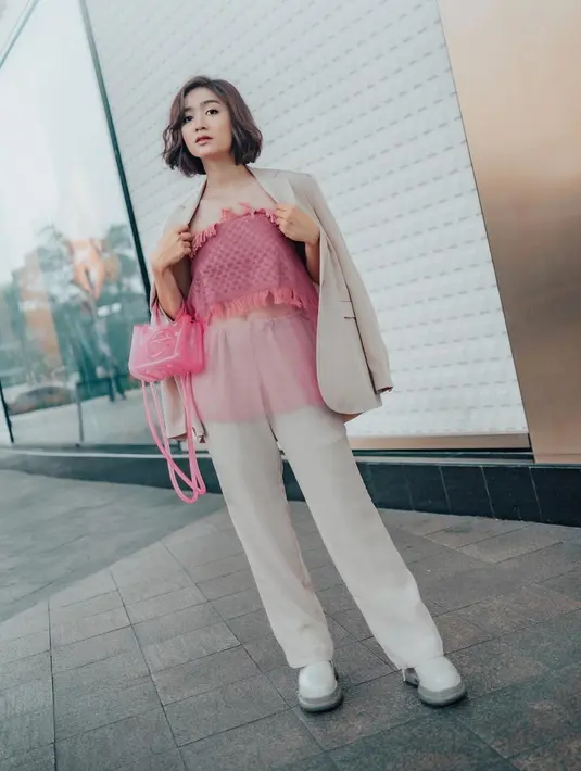 Febby Rastanty tampak elegan dengan penampilannya tersebut [Instagram/febbyrastanty]